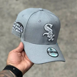 Gorra Chicago White Sox New Era Gris con Logo Bordado en Relieve - Imagen 1