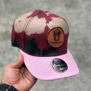 Gorra Human Hats Edición Artística - Diseño Multicolor con Parche de Cuero - Imagen 1